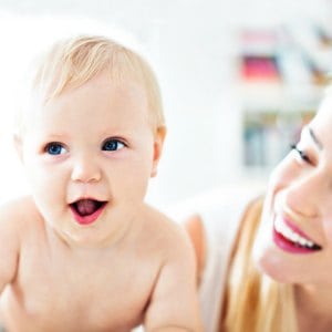 Easy-to-implement 5 month old feeding schedule. Sample schedule for 5 month old. Great routine for baby.