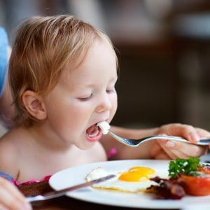 Focus on these 7 food to help improve your child's behavior and create more balanced nutrition | kid nutrition | kid behavior | picky eater | positive parenting mealtimes